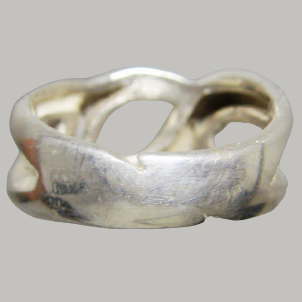 (r1106)Anillo de plata con forma ondeada.